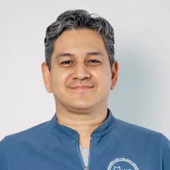 El Dr. Genaro Fung, periodoncista, con la bata azul de su consulta.