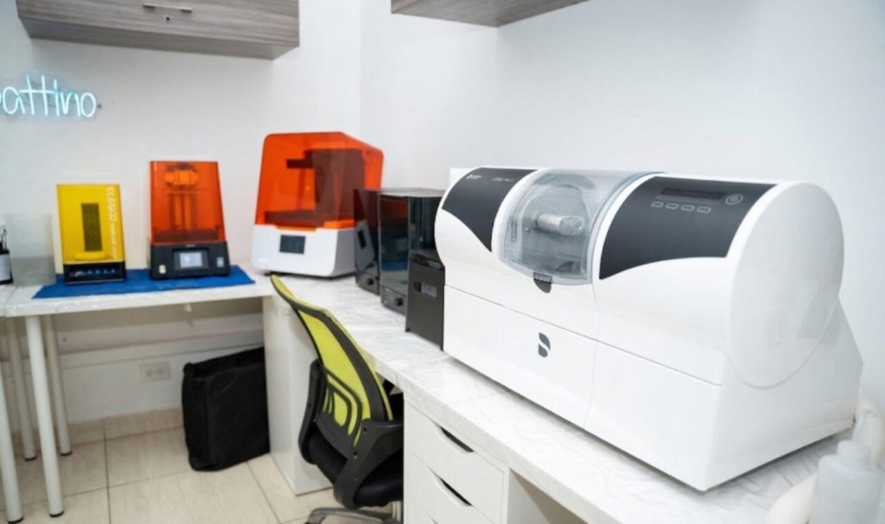 El laboratorio digital de la clínica: impresoras 3D sobre la mesa y, a la derecha, la fresadora.